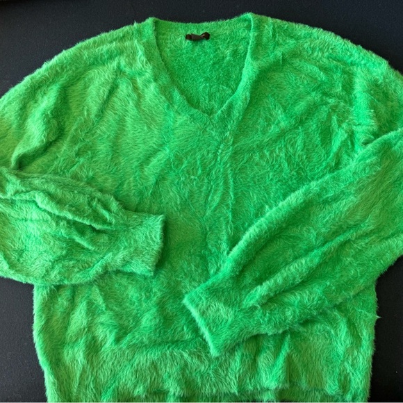 HALOGEN fun fuzzy flattering green vneck sweater💚super soft! Zoom in for more💚 - Picture 1 of 10